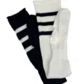 Deux paires de Chaussettes hautes jusqu'aux cuisses, une noire à rayures blanches et une blanche à rayures noires, sont posées à plat sur une surface blanche. Mode Grande taille