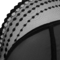 Gros plan sur le tissu en maille noire du Soutien gorge plongeant Matilda noir Elomi, doté d'un motif à pois et d'une bordure en dentelle. Mode Grande taille