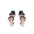 Une paire de Mules à talons pieds larges IZA - Gabylou en noir avec boucles dorées, vues de dessus sur fond blanc. Mode Grande taille