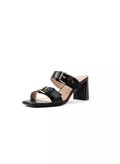 Les mules à talons pieds larges IZA de Gabylou présentent deux larges brides noires à boucles dorées, mises en valeur sur un fond blanc. Mode Grande taille