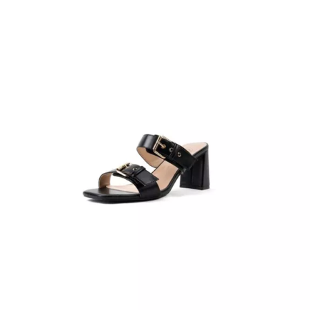 Les mules à talons pieds larges IZA de Gabylou présentent deux larges brides noires à boucles dorées, mises en valeur sur un fond blanc. Mode Grande taille