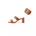 Mules à talons pieds larges IZA - Gabylou : sandales à talons marron pour pieds larges, dotées de deux brides à boucles et d'un détail en gros plan de la boucle dorée sur la bride. Mode Grande taille