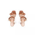 Mules à talons pieds larges IZA - Gabylou en marron à bout ouvert, talons bas et boucles dorées, présentées de dessus sur fond blanc. Mode Grande taille