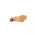 Mules à talons pieds larges IZA de Gabylou, présentant une finition marron et un talon bas bloc, présentées depuis la semelle sur fond blanc. Mode Grande taille