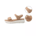 Sandales pieds larges MIA - Gabylou en beige avec semelle blanche épaisse, brides Velcro et gros plan sur les détails de coutures et de brides. Mode Grande taille