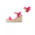 Les Sandales compensées pieds larges Vic - Gabylou sont des sandales compensées roses avec une bride à la cheville et une plateforme de style espadrille, présentant un gros plan de la boucle. Mode Grande taille