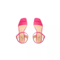 Une paire de Sandales compensées pieds larges Vic - Gabylou en rose vif avec brides cheville, présentée de dessus sur fond blanc. Mode Grande taille