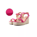 Sandales compensées pieds larges Vic - Gabylou : sandales roses à plateforme en jute, brides à la cheville et gros plan sur le daim. Mode Grande taille