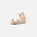 Sandales compensées pieds larges Vic - Gabylou : sandale beige à plateforme tressée et bride cheville, présentée sur fond blanc. Mode Grande taille