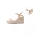 Sandales compensées pieds larges Vic - Gabylou en beige, avec bride cheville et boucle, présentées de côté et en gros plan sur la boucle. Mode Grande taille