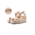 Les Sandales compensées pieds larges Vic - Gabylou présentent des talons compensés beiges, des brides à la cheville et des semelles de style espadrille, mis en valeur par une vue rapprochée de la matière. Mode Grande taille