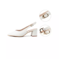 Les Sandales à talons pieds larges LEA de Gabylou sont des chaussures à talon bloc blanches à bride arrière avec une boucle réglable dorée, présentées en gros plan. Mode Grande taille