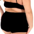 Une personne portant un soutien-gorge noir et un short côtelé Boxer, montré de dos et de côté sur un fond blanc. Mode Grande taille