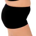 Personne portant un Boxer côtelé, sous-vêtement noir taille haute, montré de côté sur fond blanc. Mode Grande taille