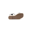 Les Sandales compensées pieds larges Vic - Gabylou sont présentées de dessous, mettant en valeur sa semelle beige et ses brides noires sur fond blanc. Mode Grande taille