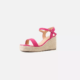 Sandales compensées pieds larges Vic - Gabylou : sandale rose à bride cheville et semelle plateforme façon espadrille, présentée sur fond blanc. Mode Grande taille