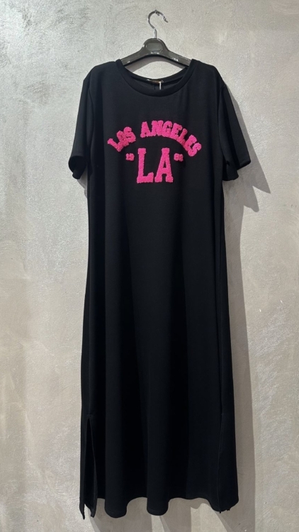 Robe sweat noire avec inscription rose "Los Angeles", accrochée sur un cintre mural. Mode Grande taille