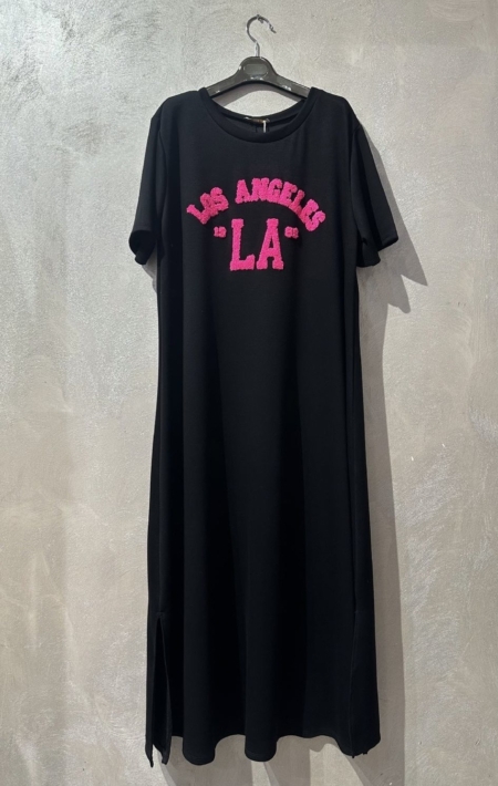 Robe sweat noire avec inscription rose "Los Angeles", accrochée sur un cintre mural. Mode Grande taille