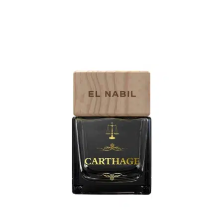 Un flacon de Parfum de toilette Carthage El Nabil doté d'un bouchon en bois et d'un lettrage doré sur son étiquette noire. Mode Grande taille