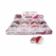 Présentoir de baumes Duo lèvres et joues aux teintes assorties, avec un échantillon ouvert qui dévoile le produit bicolore pour les lèvres et les joues. Mode Grande taille
