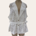 Blazer en dentelle : blazer en dentelle blanche sans manches avec un col à revers, des boutons sur le devant et une ceinture assortie présentée sur un mannequin. Mode Grande taille
