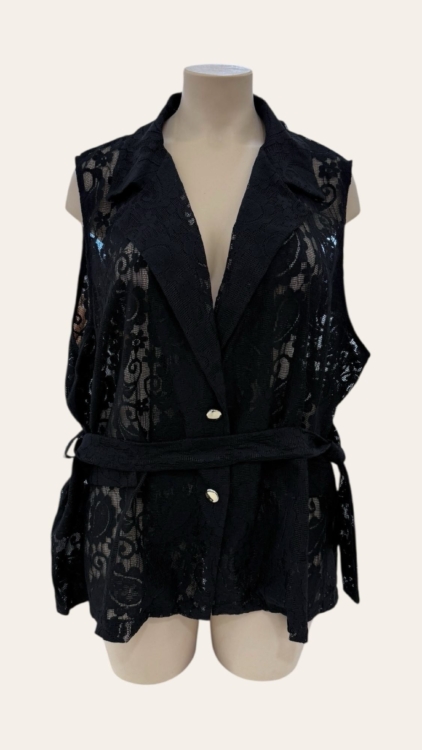 Le Blazer en dentelle est un gilet en dentelle noire sans manches avec ceinture et col à revers, présenté sur un mannequin de couture. Mode Grande taille