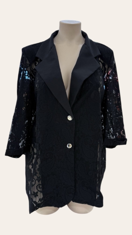 Blazer en dentelle noire, manches longues transparentes, revers larges et deux boutons devant présentés sur un mannequin. Mode Grande taille