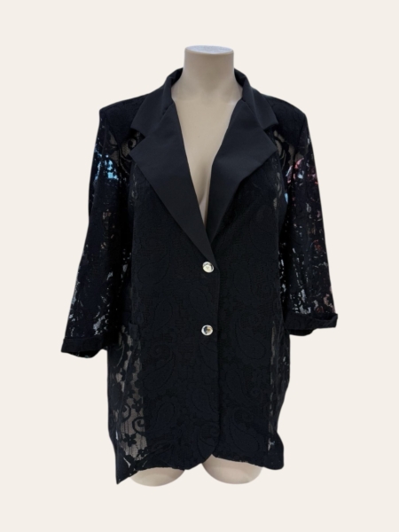 Blazer en dentelle noire, manches longues transparentes, revers larges et deux boutons devant présentés sur un mannequin. Mode Grande taille