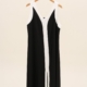 Robe imprimée noire et blanche sans manches, ornée d'un liseré blanc et d'une bande verticale blanche, présentée sur un cintre en bois. Mode Grande taille