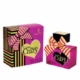 L'Eau de toilette Love You Like Crazy présente un flacon de parfum rose et une boîte ornée de nœuds rayés et d'un motif en forme de cœur sur le devant. Mode Grande taille