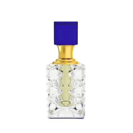 Collection Musc Sugar Crystal El Nabil : Flacon de parfum en verre transparent avec un col doré et un bouchon carré bleu, rempli de liquide jaune clair. Mode Grande taille