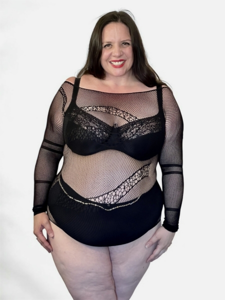 Une femme souriante porte le « Body résille dos ouvert avec motif », posant sur un fond blanc uni. Mode Grande taille