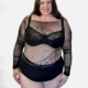 Une femme souriante porte le « Body résille dos ouvert avec motif », posant sur un fond blanc uni. Mode Grande taille