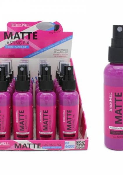 Flacons roses de Spray fixateur de maquillage de Leticia Well, présentés dans une boîte avec un flacon présenté séparément. Mode Grande taille