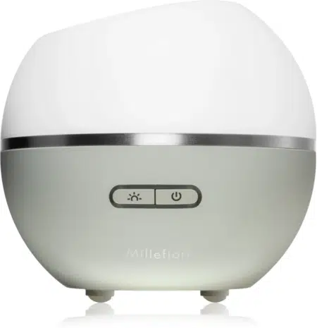 Le Diffuseur ultrasonique-Dove Millefiori est un diffuseur rond, blanc et gris doté de boutons d'alimentation et de lumière sur le devant. Mode Grande taille