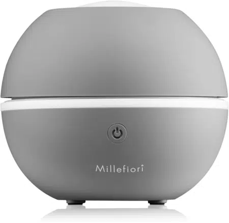 Le Diffuseur ultrasonique-Dove Millefiori est un diffuseur rond gris doté d'un bouton d'alimentation et d'une bande blanche autour de son milieu. Mode Grande taille