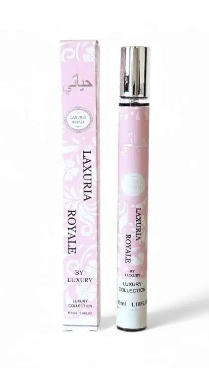 Un flacon de Parfum Laxuria Royale rose et blanc de 35 ml est présenté à côté de sa boîte assortie. Mode Grande taille