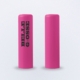Deux tubes roses droits de Baume à lèvres Belle G(r)osse, l'un étiqueté "BELLE GOSSE" en texte noir gras, sur fond uni. Mode Grande taille