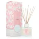 Le diffuseur Yara Rose présente une boîte rose à motifs floraux étiquetée « YARA » à côté d'un diffuseur à roseaux en verre avec des bâtons en bois. Mode Grande taille