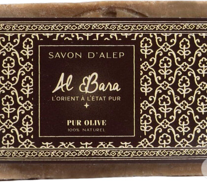 Le Savon d'Alep Al Bara - Pur Olive 200g est présenté dans un emballage orné de brun et d'or et porte la mention "100% olive, 100% naturel". Mode Grande taille