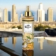 Un flacon de spray corporel Brume Yani Tatus est posé sur une table avec un horizon de ville en arrière-plan. Mode Grande taille