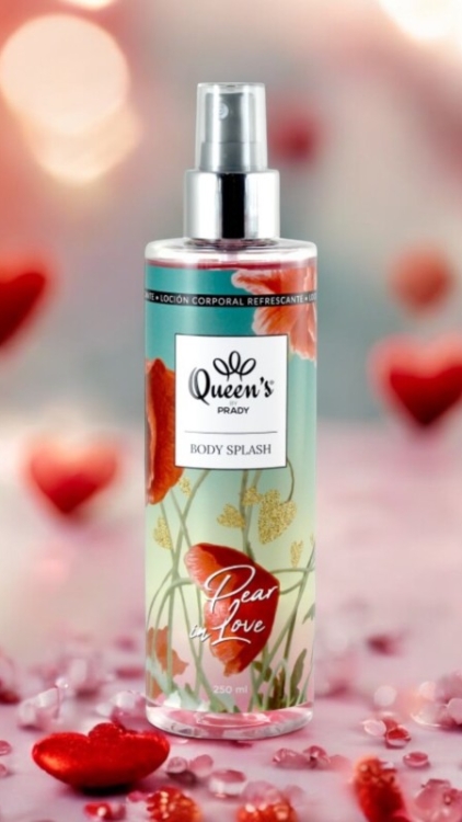 Une bouteille de Brume Poire dans un body splash amoureux sur une surface rose avec des cœurs rouges et des lumières bokeh en arrière-plan. Mode Grande taille