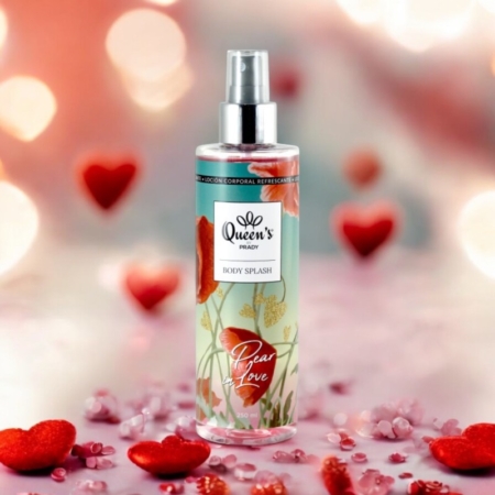 Une bouteille de Brume Poire dans un body splash amoureux sur une surface rose avec des cœurs rouges et des lumières bokeh en arrière-plan. Mode Grande taille
