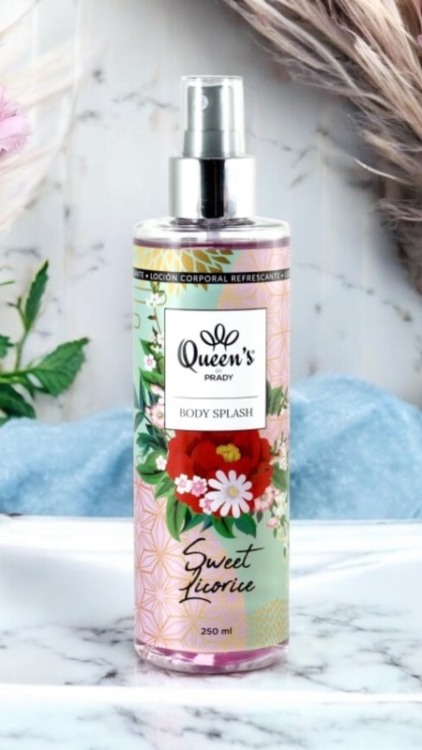 Une bouteille de spray corporel floral Brume Sweet Licorice est posée sur un évier, avec des fleurs et de l'herbe de la pampa en arrière-plan. Mode Grande taille