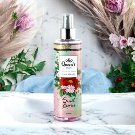 Une bouteille de spray corporel floral Brume Sweet Licorice est posée sur un évier, avec des fleurs et de l'herbe de la pampa en arrière-plan. Mode Grande taille