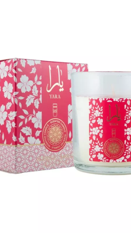 Une bougie en verre étiquetée « Bougie Yara rose » avec un motif floral rose se trouve à côté d'une boîte florale rose et blanche assortie marquée « Yara ». Mode Grande taille
