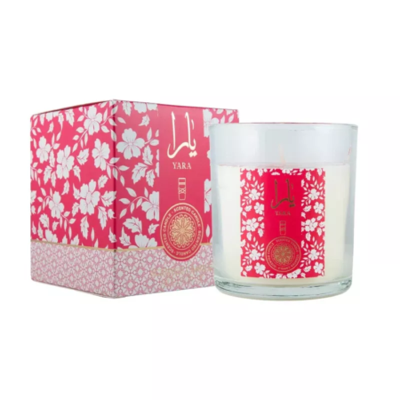 Une bougie en verre étiquetée « Bougie Yara rose » avec un motif floral rose se trouve à côté d'une boîte florale rose et blanche assortie marquée « Yara ». Mode Grande taille