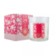 Une bougie en verre étiquetée « Bougie Yara rose » avec un motif floral rose se trouve à côté d'une boîte florale rose et blanche assortie marquée « Yara ». Mode Grande taille
