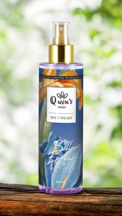 Une bouteille de Brume Belle Époque Body Splash sur une surface en bois, sur fond de nature floue. Mode Grande taille