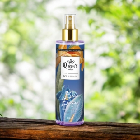 Une bouteille de Brume Belle Époque Body Splash sur une surface en bois, sur fond de nature floue. Mode Grande taille